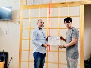 ৭৪ নম্বর ওয়ার্ড এর বিশিষ্ট সমাজসেবক রাজনৈতিক ব্যক্তিত্ব সাজ্জাদ হোসেন রতনকে খিলগাঁও প্রেসক্লাবের প্রতিষ্ঠাতা সভাপতি  KPC news TV 24 Managing Director মো: পাপ্পু চৌধুরী  তার সমাজ সেবায় সফলতার উপর ক্রেস্ট উপহার দিচ্ছেন