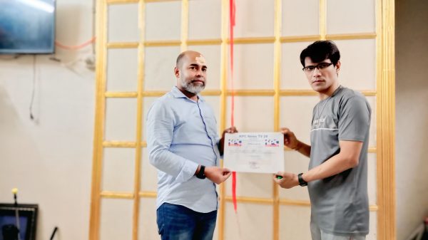 ৭৪ নম্বর ওয়ার্ড এর বিশিষ্ট সমাজসেবক রাজনৈতিক ব্যক্তিত্ব সাজ্জাদ হোসেন রতনকে খিলগাঁও প্রেসক্লাবের প্রতিষ্ঠাতা সভাপতি KPC news TV 24 Managing Director মো: পাপ্পু চৌধুরী তার সমাজ সেবায় সফলতার উপর ক্রেস্ট উপহার দিচ্ছেন